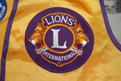 1980'lerden Kalma LIONS INTERNATIONAL Üyelik Ödülü Wisconsin Yeleği VE BROŞ  (KİTAP RAF