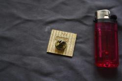 VİNTAGE  LİONS  İNTERNATİONAL ROZET-BROŞ-MADALYA  DETAYLAR RESIMLERDE (KİTAP RAF TENEKE KUTU 34