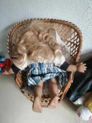 SARIŞIN PORSELEN BEBEK KARAKTER BEBEK, DİLİNİ ÇIKARMIŞ BOY 30 CM sandalye satışa dahil değildir