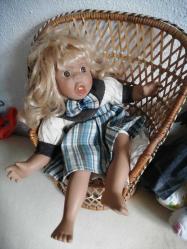 SARIŞIN PORSELEN BEBEK KARAKTER BEBEK, DİLİNİ ÇIKARMIŞ BOY 30 CM sandalye satışa dahil değildir