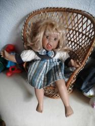 SARIŞIN PORSELEN BEBEK KARAKTER BEBEK, DİLİNİ ÇIKARMIŞ BOY 30 CM sandalye satışa dahil değildir