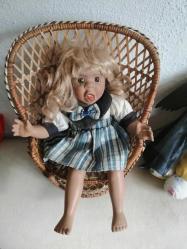 SARIŞIN PORSELEN BEBEK KARAKTER BEBEK, DİLİNİ ÇIKARMIŞ BOY 30 CM sandalye satışa dahil değildir