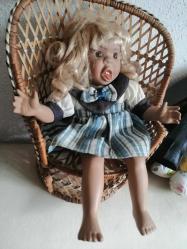 SARIŞIN PORSELEN BEBEK KARAKTER BEBEK, DİLİNİ ÇIKARMIŞ BOY 30 CM sandalye satışa dahil değildir