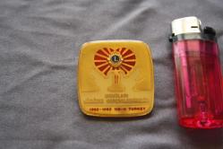 VİNTAGE  LİONS  İNTERNATİONAL ROZET-BROŞ-MADALYA  DETAYLAR RESIMLERDE (ÇİFT RAF PLASTIK KUTU 6