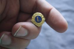 VİNTAGE  LİONS  İNTERNATİONAL ROZET-BROŞ-MADALYA  DETAYLAR RESIMLERDE (ÇİFT RAF PLASTIK KUTU 13