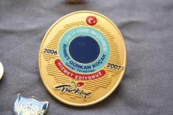 6 ADET HEPSİ BİRBİRİNDEN DEĞERLİ ORJİNAL LOT  ROZET-BROŞ-MADALYA  DETAYLAR RESIMLERDE (ÇİFT RAF PLASTIK KUTU 14