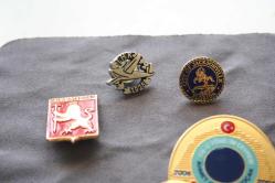 6 ADET HEPSİ BİRBİRİNDEN DEĞERLİ ORJİNAL LOT  ROZET-BROŞ-MADALYA  DETAYLAR RESIMLERDE (ÇİFT RAF PLASTIK KUTU 14