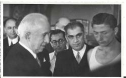 İsmet İnönü Hasan Ali Yücel Bir Öğrenci İle Fotoğraf (14 X 9cm)