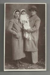 FOTO RIDVAN / 1932 SENESİNDEN BEBEKLİ BİR AİLE FOTOĞRAFI...