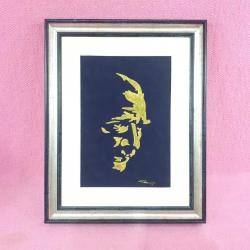 İPEK KADİFE ÜZERİNE EL İŞİ ALTIN YALDIZLA YAPILMIŞ İMZALI ATATÜRK PORTRE RESİM