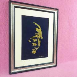 İPEK KADİFE ÜZERİNE EL İŞİ ALTIN YALDIZLA YAPILMIŞ İMZALI ATATÜRK PORTRE RESİM