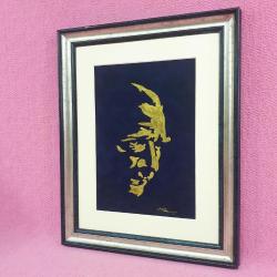 İPEK KADİFE ÜZERİNE EL İŞİ ALTIN YALDIZLA YAPILMIŞ İMZALI ATATÜRK PORTRE RESİM