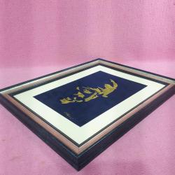 İPEK KADİFE ÜZERİNE EL İŞİ ALTIN YALDIZLA YAPILMIŞ İMZALI ATATÜRK PORTRE RESİM