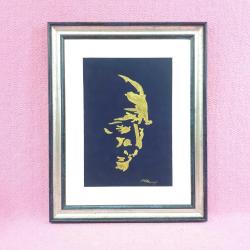 İPEK KADİFE ÜZERİNE EL İŞİ ALTIN YALDIZLA YAPILMIŞ İMZALI ATATÜRK PORTRE RESİM