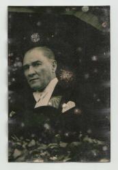 YAKASINDA ALTI OK İLE ATATÜRK FOTOĞRAFI...