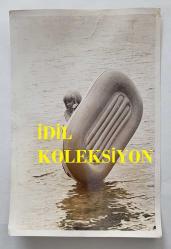 ELİF PEKTAŞ'IN ORİJİNAL FOTOĞRAFI  - 18 x 12 cm EBADINDA  -ELİF PEKTAŞ, DENİZDE ŞİŞME BOTLA YÜZERKEN ÇEKİLMİŞ BİR KARE (AÇIKLAMAYI OKUYUNUZ)