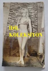 ELİF PEKTAŞ'IN ORİJİNAL FOTOĞRAFI  - 18 x 12 cm EBADINDA  - ELİF PEKTAŞ, BİKİNİSİYLE POZ VERİRKEN ÇEKİLMİŞ BİR KARE (AÇIKLAMAYI OKUYUNUZ)