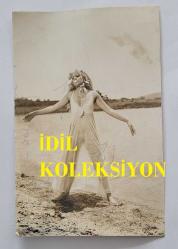 ELİF PEKTAŞ'IN ORİJİNAL FOTOĞRAFI  - 13,5 x 9 cm EBADINDA  - ELİF PEKTAŞ, DENİZ KENARINDA POZ VERİRKEN ÇEKİLMİŞ BİR KARE (AÇIKLAMAYI OKUYUNUZ)