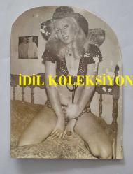 ELİF PEKTAŞ'IN ORİJİNAL FOTOĞRAFI  - 16 x 12 cm EBADINDA  - ELİF PEKTAŞ, KADRAJA POZ VERİRKEN ÇEKİLMİŞ BİR KARE (AÇIKLAMAYI OKUYUNUZ)