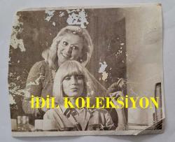 ELİF PEKTAŞ'IN ORİJİNAL FOTOĞRAFI  - 14 x 12 cm EBADINDA  - ELİF PEKTAŞ, AYNA KARŞISINDA MAKYAJ YAPTIRIRKEN ÇEKİLMİŞ BİR KARE (AÇIKLAMAYI OKUYUNUZ)