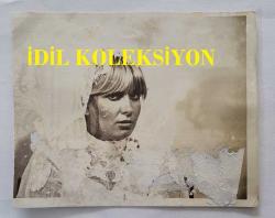 ELİF PEKTAŞ'IN ORİJİNAL FOTOĞRAFI  - 15 x 12 cm EBADINDA  - ELİF PEKTAŞ, FOTOROMAN ÇEKİMLERİNDE GELİNLİKLEYKEN ÇEKİLMİŞ BİR KARE (AÇIKLAMAYI OKUYUNUZ) 1980