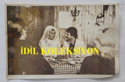 ELİF PEKTAŞ'IN ORİJİNAL FOTOĞRAFI  - 15 x 12 cm EBADINDA  - ELİF PEKTAŞ, FOTOROMAN ÇEKİMLERİNDE GELİNLİKLEYKEN ÇEKİLMİŞ BİR KARE (AÇIKLAMAYI OKUYUNUZ) 1980