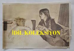 ELİF PEKTAŞ'IN ORİJİNAL 2'Lİ FOTOĞRAF SETİ  - 16 x 12 cm EBADINDA  - ELİF PEKTAŞ, İNTİHAR GİRİŞİMİ SONRASI HASTA YATAĞINDA DİNLENİRKEN ÇEKİLMİŞ 2 FARKLI KARE (AÇIKLAMAYI OKUYUNUZ) 1976