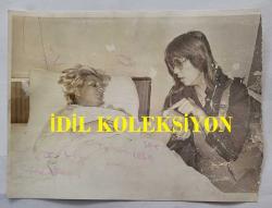 ELİF PEKTAŞ'IN ORİJİNAL 2'Lİ FOTOĞRAF SETİ  - 16 x 12 cm EBADINDA  - ELİF PEKTAŞ, İNTİHAR GİRİŞİMİ SONRASI HASTA YATAĞINDA DİNLENİRKEN ÇEKİLMİŞ 2 FARKLI KARE (AÇIKLAMAYI OKUYUNUZ) 1976