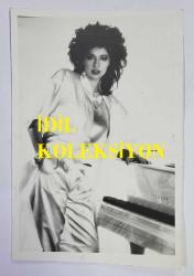 EUROVISION 1986 ŞARKI YARIŞMASI ORİJİNAL FOTOĞRAFI  - 18 x 12 cm EBADINDA  - YARIŞMADA İSVEÇ'İ TEMSİL EDEN DANIELA SIMMONS