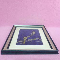 İPEK KADİFE ÜZERİNE EL İŞİ ALTIN YALDIZLA YAPILMIŞ İMZALI ATATÜRK PORTRE RESİM 2