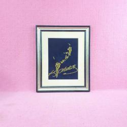 İPEK KADİFE ÜZERİNE EL İŞİ ALTIN YALDIZLA YAPILMIŞ İMZALI ATATÜRK PORTRE RESİM 2