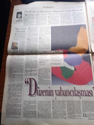 Pazar Postası Gazetesi - Turkish Newspaper - 25 Şubat 1995 - Sayı 62 - Tansu Çiller cephesinde değişen bir şey yok Hikmet Çetin ile yola devam edeceği hemen hemen kesinleşti - Özal'ın ardından dünyayı yakalamak yazan Canan Barlas - bilgi terbiye edilmelidir yazan Murat Belge - düzenin yabancılaşması yazan Ömer Servet - memur sendikacılığı yazan Taha Akyol - enteller ve entelektüeller yazan Cahit Tanyol - Pekel ve Arçelik'in Gümrük Birliği kavgası kızıştı - Yaşar Holding ve Sabancı gazete patronu oluyor - Semra Özal'ın albümünden - Semra Özal Leydi Diana ile fotoğraf - Turgut ve Semra Özal Papa II. Jean Paul'ü karşılarken fotoğraf - Özallar'ın Thatcher'a kendi portresini hediye ederken fotoğraf - Cumhurbaşkanı Süleyman Demirel Turgut Özal'ın temsil ettiği zihniyet yıkılacak - Semra Özal Kenan Evren ile bir resepsiyonda fotoğraf - meksika'nın Güneydoğu sorunu yazan Sami Kohen - Latin Amerika'da sınır kavgaları bitmez yazan Dinçer Güner - 45. Uluslararası Berlin film festivali