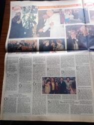 Pazar Postası Gazetesi - Turkish Newspaper - 25 Şubat 1995 - Sayı 62 - Tansu Çiller cephesinde değişen bir şey yok Hikmet Çetin ile yola devam edeceği hemen hemen kesinleşti - Özal'ın ardından dünyayı yakalamak yazan Canan Barlas - bilgi terbiye edilmelidir yazan Murat Belge - düzenin yabancılaşması yazan Ömer Servet - memur sendikacılığı yazan Taha Akyol - enteller ve entelektüeller yazan Cahit Tanyol - Pekel ve Arçelik'in Gümrük Birliği kavgası kızıştı - Yaşar Holding ve Sabancı gazete patronu oluyor - Semra Özal'ın albümünden - Semra Özal Leydi Diana ile fotoğraf - Turgut ve Semra Özal Papa II. Jean Paul'ü karşılarken fotoğraf - Özallar'ın Thatcher'a kendi portresini hediye ederken fotoğraf - Cumhurbaşkanı Süleyman Demirel Turgut Özal'ın temsil ettiği zihniyet yıkılacak - Semra Özal Kenan Evren ile bir resepsiyonda fotoğraf - meksika'nın Güneydoğu sorunu yazan Sami Kohen - Latin Amerika'da sınır kavgaları bitmez yazan Dinçer Güner - 45. Uluslararası Berlin film festivali