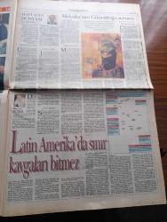 Pazar Postası Gazetesi - Turkish Newspaper - 25 Şubat 1995 - Sayı 62 - Tansu Çiller cephesinde değişen bir şey yok Hikmet Çetin ile yola devam edeceği hemen hemen kesinleşti - Özal'ın ardından dünyayı yakalamak yazan Canan Barlas - bilgi terbiye edilmelidir yazan Murat Belge - düzenin yabancılaşması yazan Ömer Servet - memur sendikacılığı yazan Taha Akyol - enteller ve entelektüeller yazan Cahit Tanyol - Pekel ve Arçelik'in Gümrük Birliği kavgası kızıştı - Yaşar Holding ve Sabancı gazete patronu oluyor - Semra Özal'ın albümünden - Semra Özal Leydi Diana ile fotoğraf - Turgut ve Semra Özal Papa II. Jean Paul'ü karşılarken fotoğraf - Özallar'ın Thatcher'a kendi portresini hediye ederken fotoğraf - Cumhurbaşkanı Süleyman Demirel Turgut Özal'ın temsil ettiği zihniyet yıkılacak - Semra Özal Kenan Evren ile bir resepsiyonda fotoğraf - meksika'nın Güneydoğu sorunu yazan Sami Kohen - Latin Amerika'da sınır kavgaları bitmez yazan Dinçer Güner - 45. Uluslararası Berlin film festivali