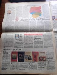 Pazar Postası Gazetesi - Turkish Newspaper - 25 Şubat 1995 - Sayı 62 - Tansu Çiller cephesinde değişen bir şey yok Hikmet Çetin ile yola devam edeceği hemen hemen kesinleşti - Özal'ın ardından dünyayı yakalamak yazan Canan Barlas - bilgi terbiye edilmelidir yazan Murat Belge - düzenin yabancılaşması yazan Ömer Servet - memur sendikacılığı yazan Taha Akyol - enteller ve entelektüeller yazan Cahit Tanyol - Pekel ve Arçelik'in Gümrük Birliği kavgası kızıştı - Yaşar Holding ve Sabancı gazete patronu oluyor - Semra Özal'ın albümünden - Semra Özal Leydi Diana ile fotoğraf - Turgut ve Semra Özal Papa II. Jean Paul'ü karşılarken fotoğraf - Özallar'ın Thatcher'a kendi portresini hediye ederken fotoğraf - Cumhurbaşkanı Süleyman Demirel Turgut Özal'ın temsil ettiği zihniyet yıkılacak - Semra Özal Kenan Evren ile bir resepsiyonda fotoğraf - meksika'nın Güneydoğu sorunu yazan Sami Kohen - Latin Amerika'da sınır kavgaları bitmez yazan Dinçer Güner - 45. Uluslararası Berlin film festivali