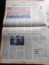 Pazar Postası Gazetesi - Turkish Newspaper - 10 Aralık 1994 - Sayı 51 - Mesut Yılmaz ne kadar demokrat yazan Cengiz Kuşçuoğlu  - kemalizm mi demokrasi mi yazan Ömer Servet - Liberalizm ve eşitlik yazan Taha Akyol - Türkiye bankalar birliği'nde yeni dönem yazan Aydın Ayaydın - Halis Komili'de TÜSİAD'da demokratikleşmekten yana - Bir İki KİT satalım gerisi Allah kerim yazan Şeref Oğuz - medya gücü teröre dönüşüyor yazan Naki Özkan - medya medya terörüne ne diyor yazarlar Nail Güreli Nezih Demirkent - Explosion Implosion yazan Yağmur Atsız - Mehmet Barlas ile söyleşi Naki Özkan - AGİT bir alternatif mi yazan Sami Kohen - Norveç Avrupa'yı çatlatıyor yazan Dinçer Güner - büyümek isteyen örgüt NATO - soğuk savaştan soğuk barışa yazan Dinçer Güner - Özdemir Altan'da espas ve ışık - devlet ve sanat yazan Burçak Evren - Krzystof Kieslowski'nin üç renk kırmızı filminden fotoğraf - Londra sinemalarından yazan Ahmet Mithat - Orhan Şaik Gökyay Amca Elveda yazan Yağmur Atsız