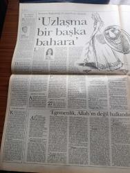 Pazar Postası Gazetesi - Turkish Newspaper - 25 Haziran 1994 - Sayı 27 - merkez sağda nikah telaşı yazan Cengiz Kuşçuoğlu - Başbakan Tansu Çillerden ANAP içerisindeki AP'lilere DYP çatısında birleşme çağrısı - İsveçli diplomattan Avrupa'da İslam PKK İslami terör kitabı - vatandaş Çiller'e nasıl güvenecek yazan Fikret Bila - Kürt sorununa Türk formülü sopa illa da sopa - bilgi çağında ekonomi yazan Taha Akyol - dünyada tekrar klasik liberalizme dönüş ve Türkiye yazan Kazım Berzeg - Isuzu - işsizlik kabusu kapıda yazan Şeref Oğuz - anayasa değişikliği 24. Maddede tıkandı - egemenlik Allah'ın değil halkındır - Minör suçlar majör suçlar 2 yazan Mehmet Ali Kılıçbay - uzaklardan gelen nükleer tehlike yazan Sami Kohen - Kuzey Kore kapalı kutu - Güneş kaybolur Yağmur iner Wimbledon başlar yazan Dinçer Güner - çağımızın özeti kısacık tarihidir oyuncular işte onlardan biri Uğur Polat yazan Deniz Yüce - sinema yasası yazan Burçak Evren - Jimi Hendrix Curtis Mayfield saygı ve sevgi şöleni