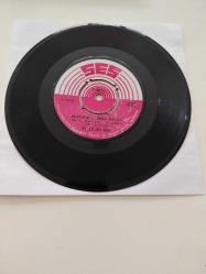 Ayten Alpman  ‎– Tek Başına / Sevince Her Şey Başka - 1973 Türkiye Basım 45lik Plak/Kapaksız