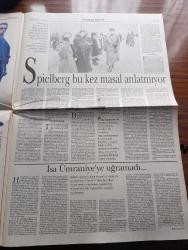 Pazar Postası Gazetesi - Turkish Newspaper - 5 Mart 1994 - Sayı 11 - Birileri demokrasiye ara verebilir mi yazan Naki Özkan  - Refah Partisinin önlenebilir yükselişi üzerine yazan Hüseyin Baş - liberal ahlakın anlaşılması yazan Canan Barlas - şeriat kemalizm ve demokrasi yazan Ömer Servet - İslam ve ideoloji 2 yazan Taha Akyol - Osmanlı farkı yazan Hikmet Özdemir - görüntüdeki uyum ve büyüyen sorunlar yazan Fikret Bila - demokrasi ve kriz yönetimi yazan Şeref Oğuz - 8 Mart Dünya kadınlar günü doğum gününüz kutlu olsun yazan Nihal Mete - Adnan Hoca ile Hasan Mezarcı arasında Refah Partisi yazan Ruşen Çakır - 21. Yüzyılda kadının gücü yazan Habibe Altop - Bitlis milletvekili Kamuran İnan'la söyleşi - çevresel sorunlar dünya politikasına yön veriyor yazan Sami Kohen - Cezayir'de Aydınlar kıyımdan kaçıyor yazan Dinçer Güner - Batı Türk aydını için önyargılı - ünlü tiyatro adamı Oben Güney'in tiyatroya son armağanı Dazlak - Spielberg  bu kez masal anlatmıyor - İsa Ümraniye'ye uğramadı