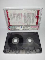 Kaset Güllü yalan sevgiler albümü. Orijinal kırmızı bandrollü albüm.