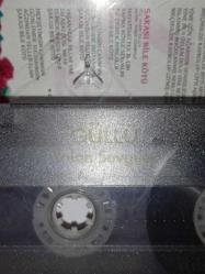 Kaset Güllü yalan sevgiler albümü. Orijinal kırmızı bandrollü albüm.