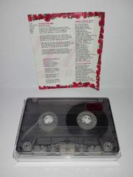 Kaset Güllü yalan sevgiler albümü. Orijinal kırmızı bandrollü albüm.