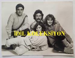 EUROVISION 1986 ŞARKI YARIŞMASI ORİJİNAL BÜYÜK BOY FOTOĞRAFI - 24 x 18 cm EBADINDA  - YARIŞMA'DA İSPANYA'YI ''SECRETO'' ADLI ŞARKIYLA TEMSİL EDEN İSPANYIL MÜZİK GRUBU BRAVO