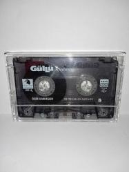 Kaset Güllü  kırılırım albümü. Orijinal. 1998 kırmızı bandrollü albüm. kartoneti yok. kaset sorunsuz çalışıyor.