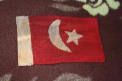 LOT.1 » OSMANLI ZAMANINDA ANNELERİMİZİN ASKERLERİ İÇİN DİKTİĞİ EL DİKİMİ GÖĞÜS BAYRAĞI ARKASI OSMANLI MÜHÜRLÜ --- EL DİKİMİ BAYRAK