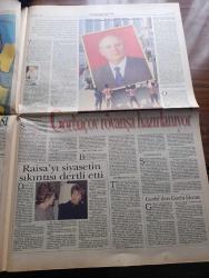 Pazar Postası Gazetesi - Turkish Newspaper - 18 Mart 1995 - Alevi Sünni çatışması değil Alevi tepkisi yeni Gazi mahalleleri yaratılmasın yazan Naki Özkan - dini ve etnik ayrımlara karşı teknoloji yazan Canan Barlas - Kassandra yazan Murat Belge - dünyamız ve savaş yazan Doğu Ergil  - darüşşafakalılar bizde varız dedi  - Gümüşhane altınları Yaşar Holding'in iştahını kabarttı - Turgut Yılmaz mal varlığını açıkladı - Dünya Bankası yoksullaştırıyor mu yazan Şeref Oğuz - partisini muhalefette eriten lider Mesut Yılmaz yazan Cengiz Kuşçuoğlu  - CHP lideri Hikmet Çetin ve futbol tutkusu - Güney Afrika'nın Kara Evita'sı Winnie Mandela - Gorbaçov rövanşa hazırlanıyor - Bay E son dönem her Sinan Çetin filmi gibi tartışmaya açık bir yapıt yazan Burçak Evren - Çırağan sarayı'nda müzayede heyecanı - Uğur Yücel'li Türkiye İş Bankası reklamı - otomotiv sanayi Türkiye'nin lokomotifi yazan Naki Özkan - Ferit Diana Şahenk fotoğraf - Vehbi Koç fotoğraf - Rahmi Koç fotoğraf - Sakıp Sabancı fotoğraf