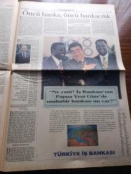 Pazar Postası Gazetesi - Turkish Newspaper - 18 Mart 1995 - Alevi Sünni çatışması değil Alevi tepkisi yeni Gazi mahalleleri yaratılmasın yazan Naki Özkan - dini ve etnik ayrımlara karşı teknoloji yazan Canan Barlas - Kassandra yazan Murat Belge - dünyamız ve savaş yazan Doğu Ergil  - darüşşafakalılar bizde varız dedi  - Gümüşhane altınları Yaşar Holding'in iştahını kabarttı - Turgut Yılmaz mal varlığını açıkladı - Dünya Bankası yoksullaştırıyor mu yazan Şeref Oğuz - partisini muhalefette eriten lider Mesut Yılmaz yazan Cengiz Kuşçuoğlu  - CHP lideri Hikmet Çetin ve futbol tutkusu - Güney Afrika'nın Kara Evita'sı Winnie Mandela - Gorbaçov rövanşa hazırlanıyor - Bay E son dönem her Sinan Çetin filmi gibi tartışmaya açık bir yapıt yazan Burçak Evren - Çırağan sarayı'nda müzayede heyecanı - Uğur Yücel'li Türkiye İş Bankası reklamı - otomotiv sanayi Türkiye'nin lokomotifi yazan Naki Özkan - Ferit Diana Şahenk fotoğraf - Vehbi Koç fotoğraf - Rahmi Koç fotoğraf - Sakıp Sabancı fotoğraf