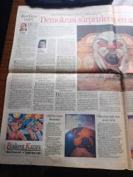 Pazar Postası Gazetesi - Turkish Newspaper - 21 Temmuz 1996 - Sayı 135 - Refah Partisi ve DYP devletçilikte buluşuyor yazan Naki Özkan - İnsan hakları evrensel mi yazan Murat Belge - Refahyol'un önemi yazan Canan Barlas - kapitülasyonlar ve çok hukuk yazan Taha Akyol - Halin olağanüstüleşmesi yazan Doğu Ergil - ekonomi postası yazan Halil Görgül - Levi's fırsat günleri - Domino's pizza Türkiye'de - dijital dünya sanal toplum yaratıyor yazan Şeref Oğuz - ekonomi faizler ve Refah Partisi yazan Ömer Servet - ANAP Bursa milletvekili İlhan Kesici demokrasi sürprizlerin en aza indiği rejimdir dedi - Necmettin Erbakan'ın rozeti - Yeni Bosnalar istemez yazan Sami Kohen - Marilyn Monroe fırtınası fotoğraf - Savaş suçlularını yargılamak yazan Dinçer Güner - Karun hazinesi belgeselinin Türkiye çekimleri tamamlanıyor - Türkiye İş bankası'ndan belgesel film - Yeni sol üzerine yazan Ercan Karakaş - Hasan Arat tekstilde lider fotoğraf - Polat Holding Yönetim Kurulu Başkanı İbrahim Polat fotoğraf
