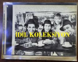 EUROVISION 1985 ŞARKI YARIŞMASI AJANS-BASIN FOTOĞRAFI - 27 x 21 cm EBADINDA  - YARIŞMA'DA ALMANYA'YI TEMSİL EDEN MFÖ, MAZHAR FUAT ÖZKAN, MÜZİK GRUBU