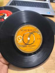 LOT.12 » KARA VİCDANLI MİNE KOŞAN 45'LİK PLAK